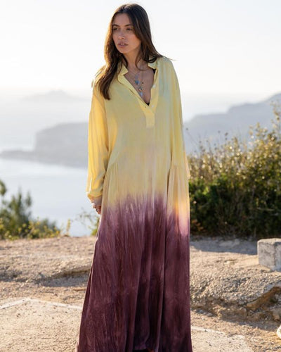 Bodenlanges Maxikleid in Gelb-Violett-Batikmix mit Hemdkragen-Ausschnitt