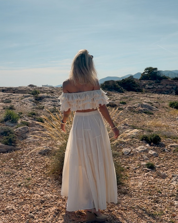 white maxi skirt flowy summer look