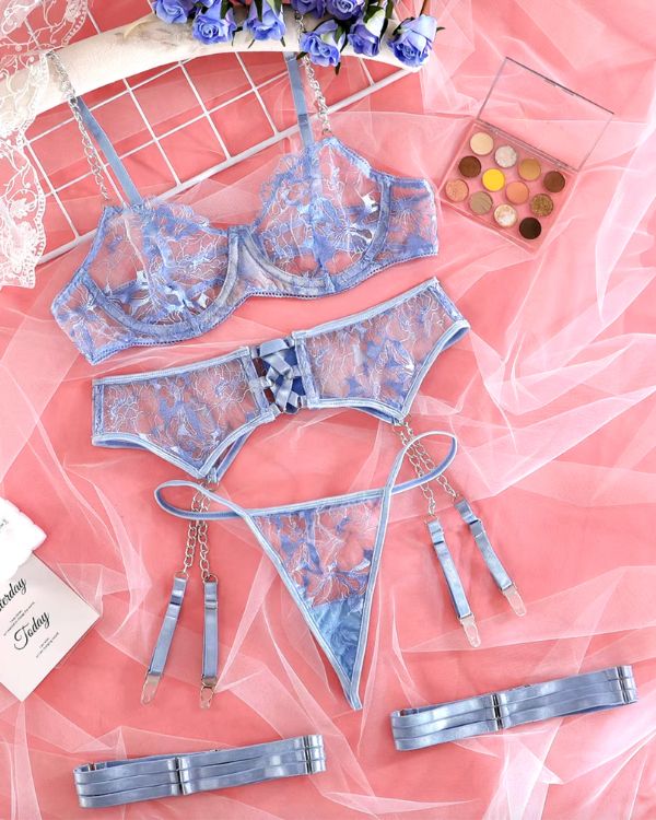 Floral Spitzen Dessous in hellblau mit ketten Details 
