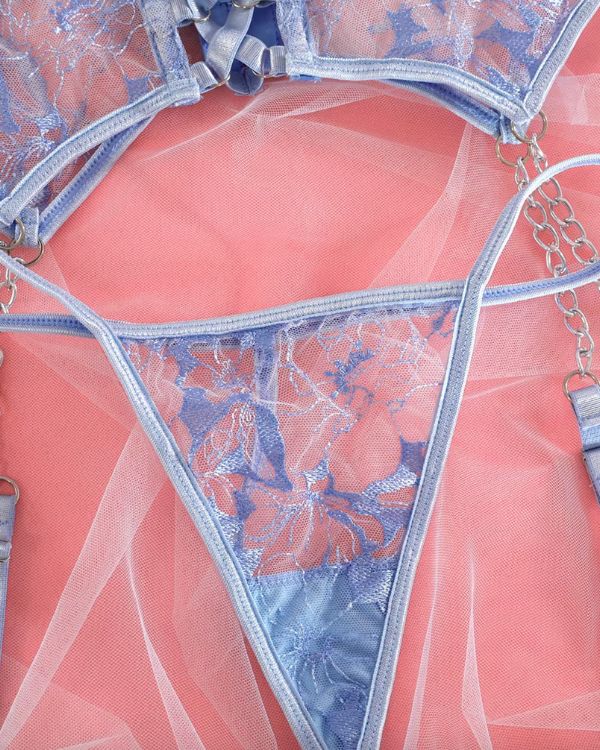 hellblaues heisses Dessus Set aus Floral Spitzen Stoff und Ketten Details 