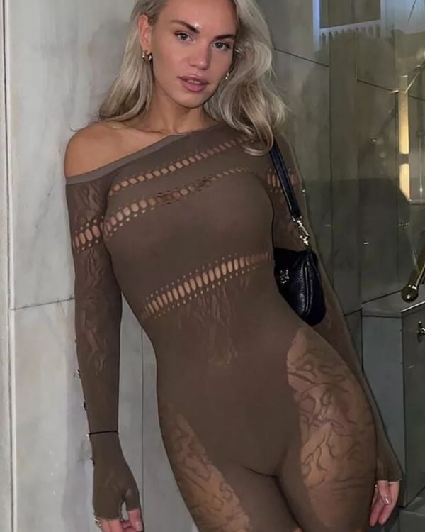 Brauner elastischer Mesh Overall mit Cut-Outs und Kristallsteinen auf den Seiten der Aermel