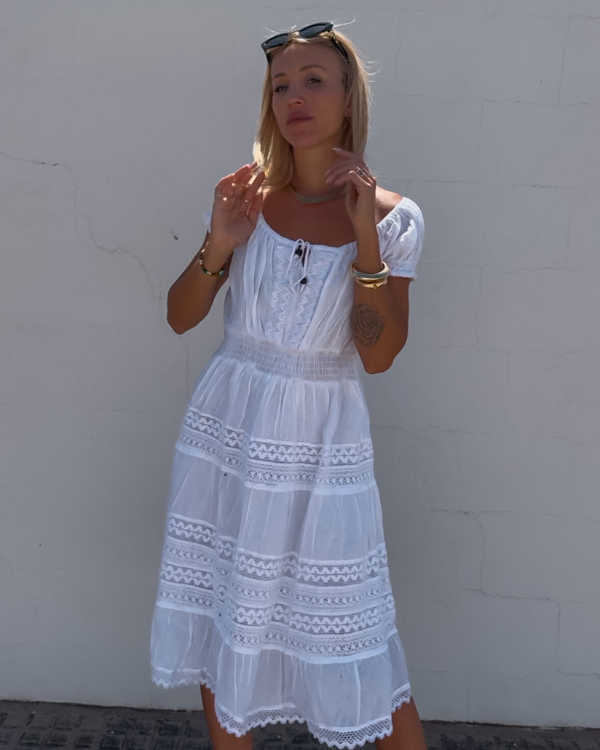Suesses weisses Damen Kleid mit Aermeln und aus Baumwolle 
