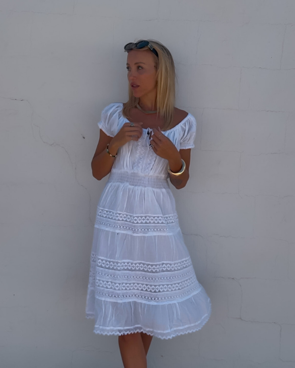 Weisses Midi-Kleid aus Baumwolle und mit Rueschen und Spitzen Details 