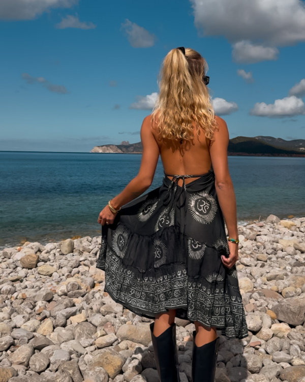 Rückenfreies Boho Kleid für Damen in schwarz mit weissen Om Zeichen