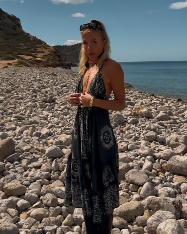 Ibiza Boho Look Sommerkleid in schwarz mit weissen Om Symbolen 