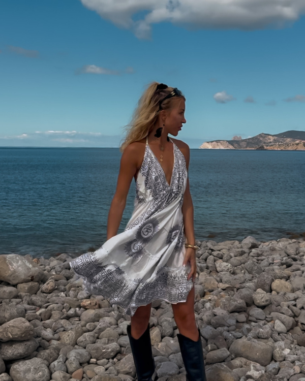 Weisses Midi-Kleid Damen mit Om-Print und rueckenfrei 