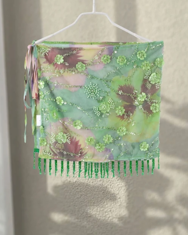 Multifunktionales Pareo Tuch im grünen Tropical Look mit Perlen und Blumenmuster 