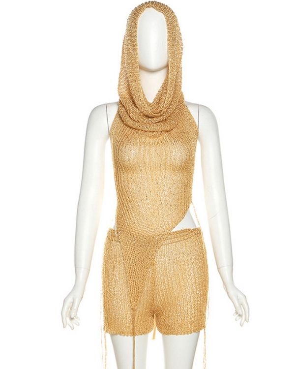 Goldenes Häkel Crochet Set aus Rückenfreiem Oberteil mit Kapuze und passender Shorts 
