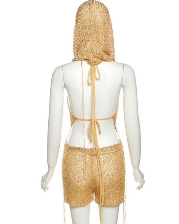Zweiteiler Set aus rückenfreiem Oberteil mit Kapuze und passender Shorts dazu - Goldenes Festival Outfit 
