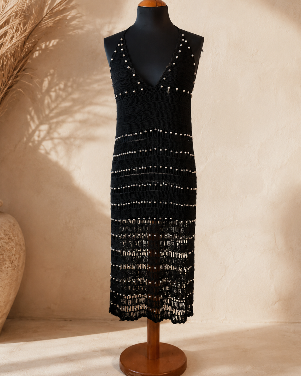 Schwarzes Häkelkleid mit Perlen Obsidian