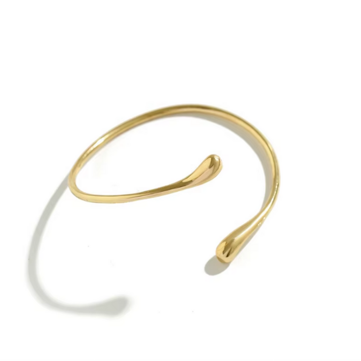 Gold Armreif im minimalistischen Stil