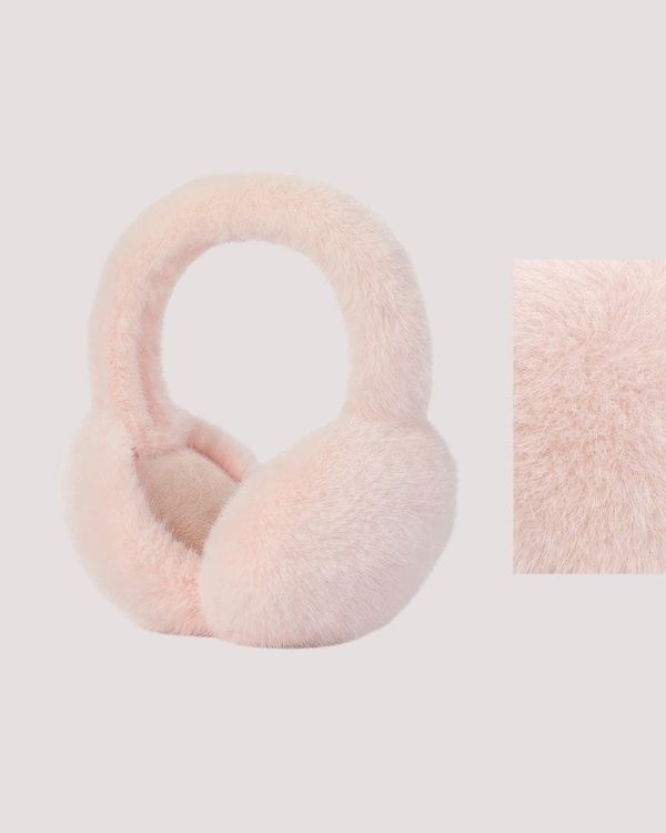 Eleganter hellrosa Ohrenschützer mit flauschiger Oberfläche für winterliche Temperaturen.