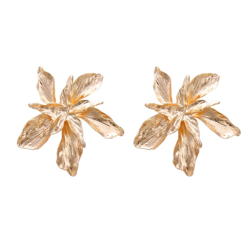 Goldene Blumenohrringe als trendiges Accessoire