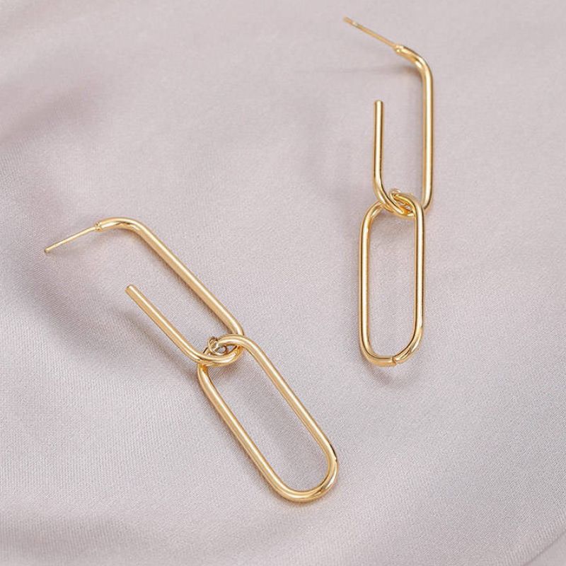 Moderner minimalistischer Look: Goldene Glieder-Ohrringe