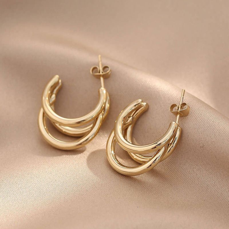 Wasserfeste goldene Ohrringe in stilvollem Design