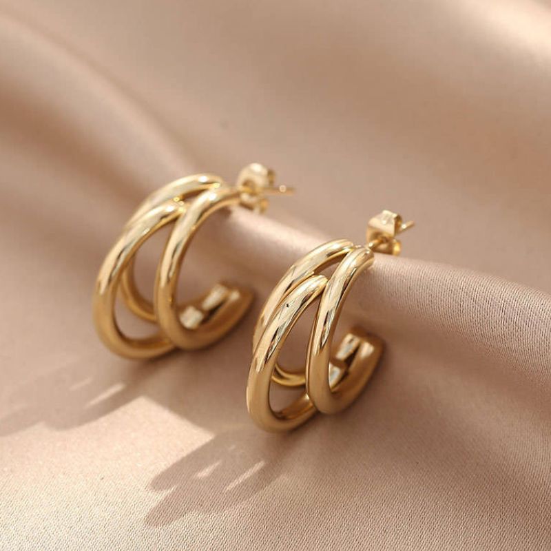 Goldene Ohrringe mit halben Ringen und Steckerverschluss