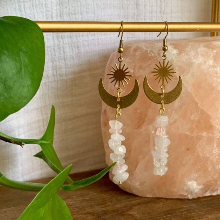 Boho-Mystik-Gipsy-Ohrringe in Gold mit herabhängenden Quarz-Mineralsteinen: Stilvoll und faszinierend