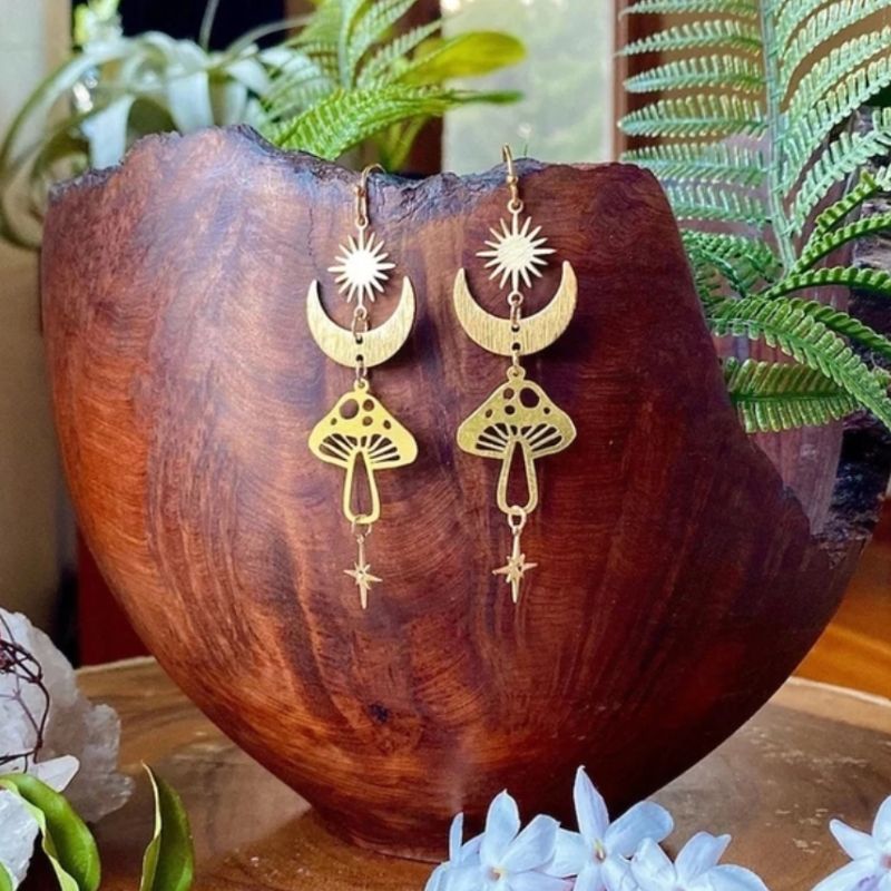 Goldene Ohrringe mit Halbmond und Magic Mushroom Pilz Symbol Anhänger 