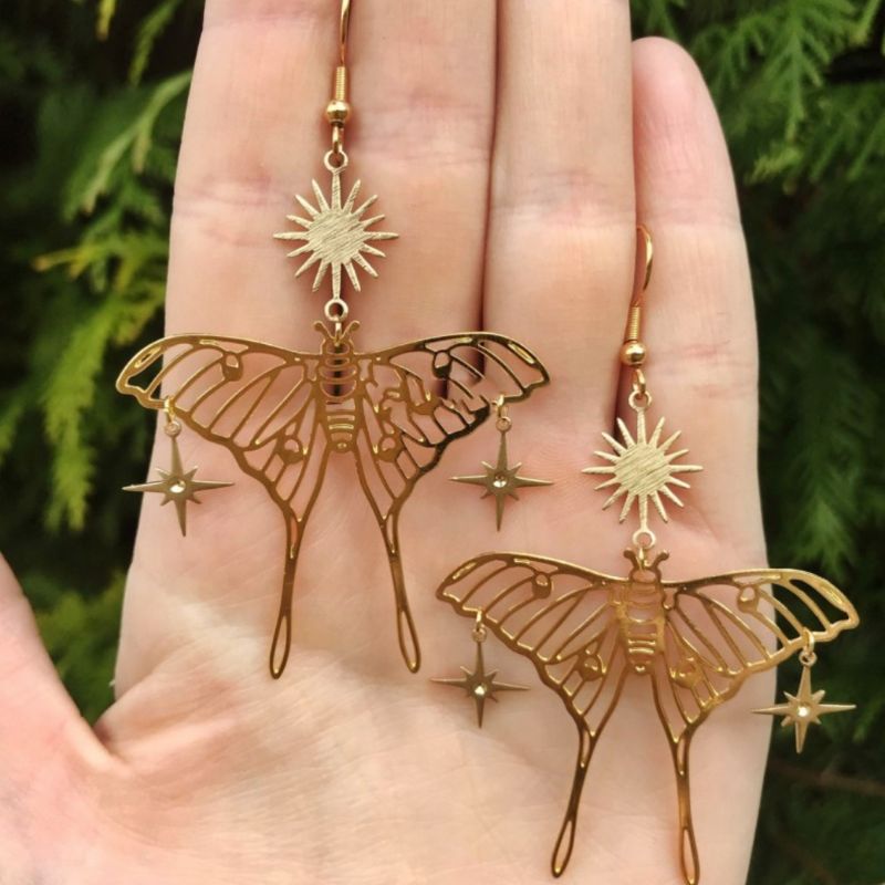 Goldene Boho Gipsy Ohrringe mit Schmetterling Nachtfalter Sternen Sonnen Symbolen 