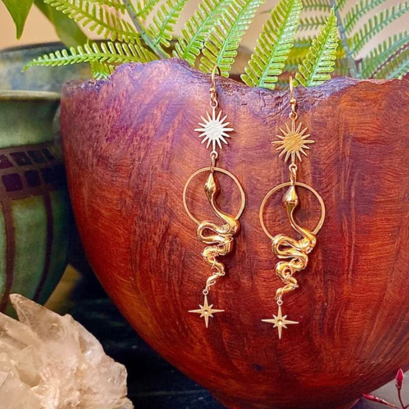 Goldene Boho Ohrringe mit Kraftvollem Schlangen Symbol 