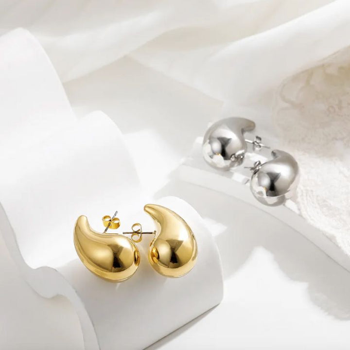 Goldene und silberne Ohrstecker Ohrringe in Tropfen Designer Form