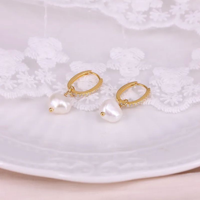 Goldene Perlen Ohrringe mit Zirkonia Steinen 