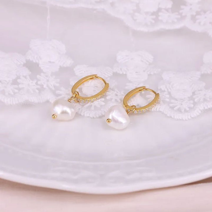 Goldene Perlen Ohrringe mit Zirkonia Steinen 
