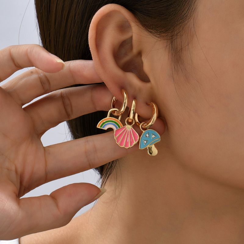 Goldene Ring-Ohrringe mit farbigem Regenbogen- Muschel und Pilz Anhänger