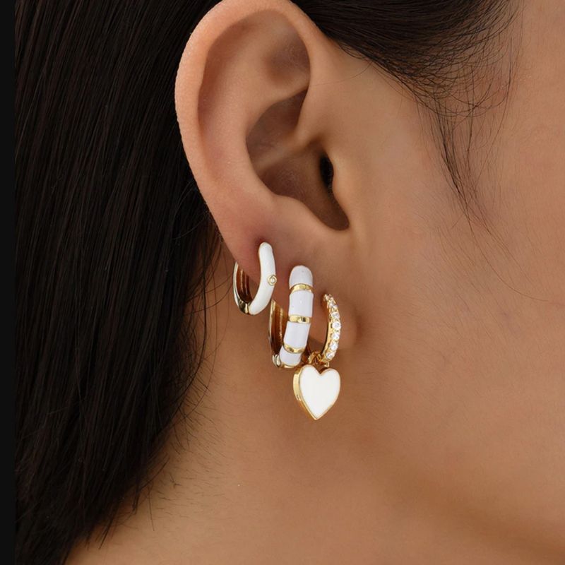 Weiss-goldene Ring-Ohrringe mit Zirkonia-Steinen und Herzanhänger