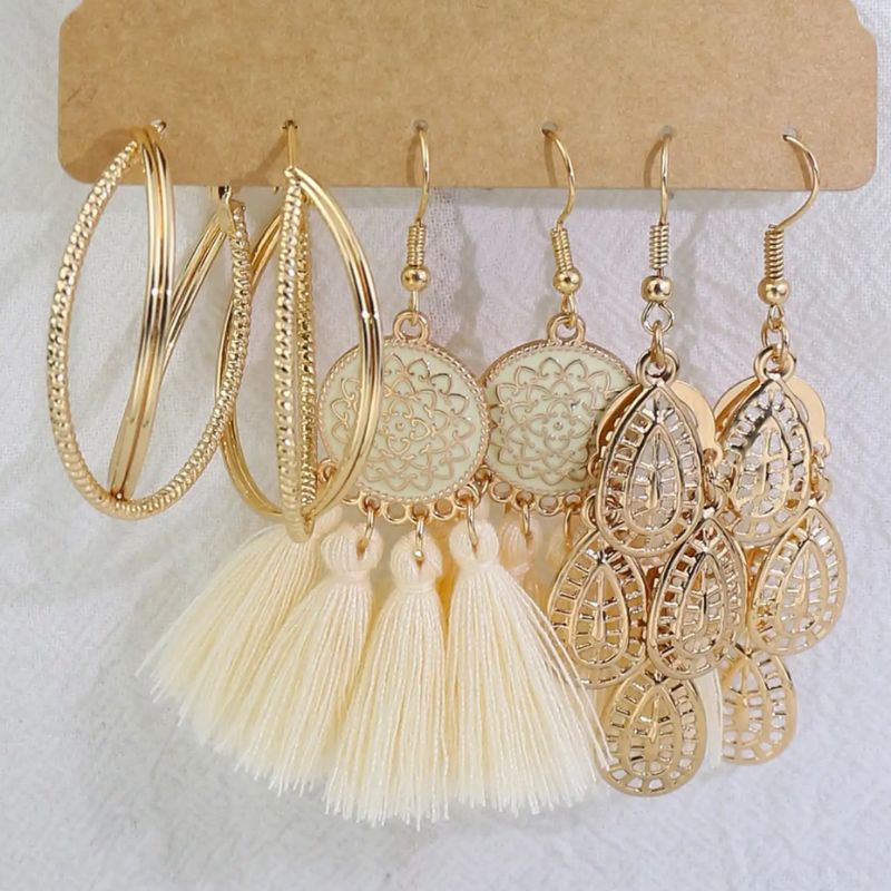 Boho Ohrringe Set aus 3 diversen Ohrringen Hängern mit Federn Pompoms und Kreisen in gold 