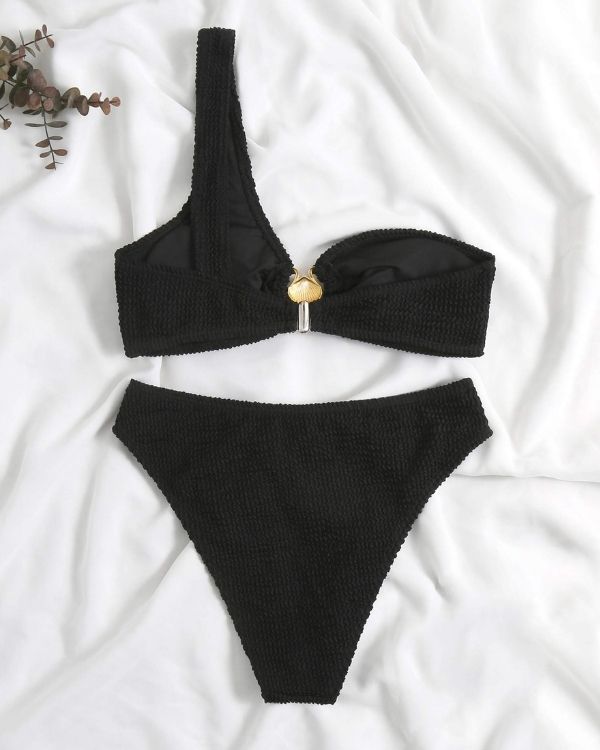 Sommerlicher Look: Schwarzer Bikini mit goldenen Muschelsymbolen