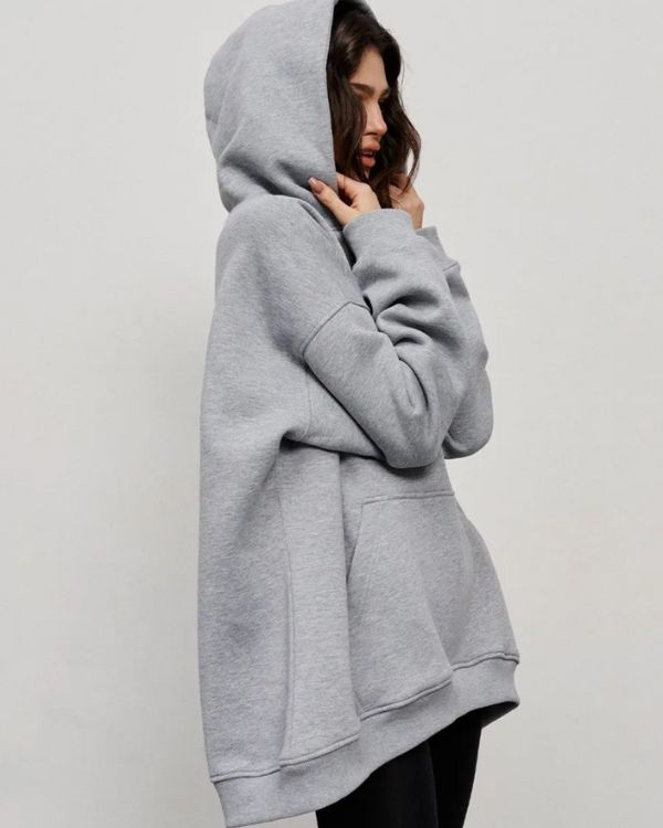 Grauer Oversize Hoodie mit Kapuze und Känguru Tasche auf der Vorderseite 