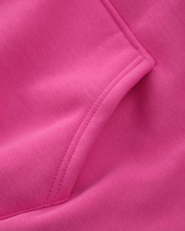 Praktische Kängurutasche auf der Vorderseite des Hoodies.
