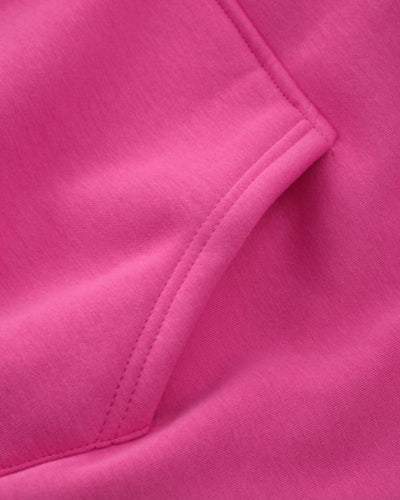 Praktische Kängurutasche auf der Vorderseite des Hoodies.