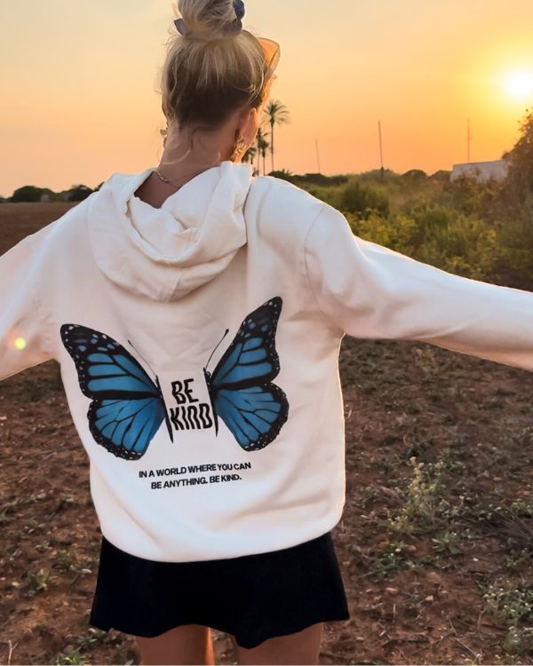 hochwertiger Baumwolle Hoodie Pullover Oversize in creme mit blauem Schmetterling und BE KIND Aufschrift 