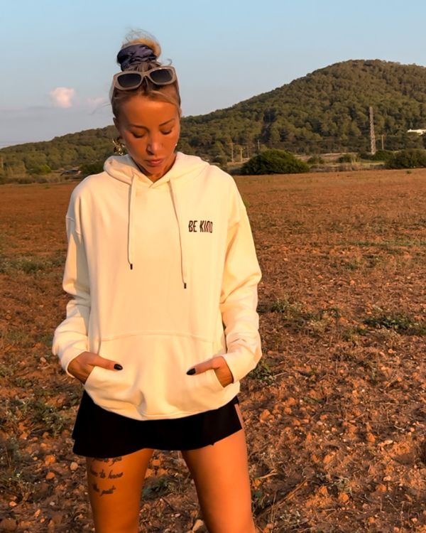 Oversize Creme Hoodie aus Baumwolle und Schmetterling und BE KIND Aufdruck 
