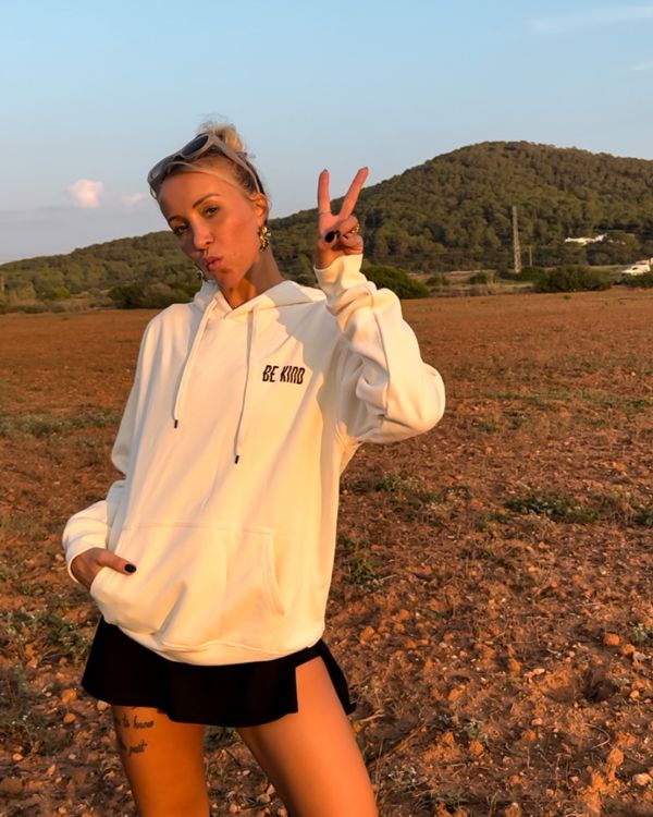 Oversize Creme Hoodie Pullover mit BE KIND Aufschrift 