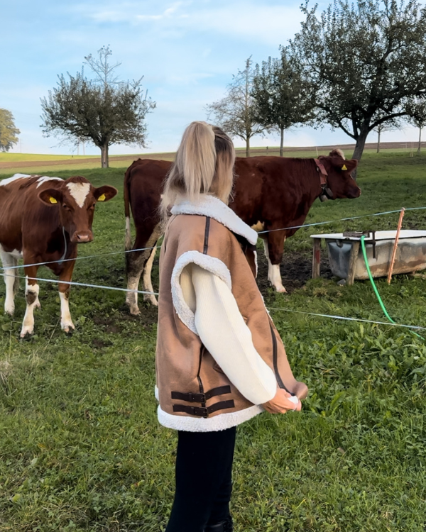 Oversize Damen Gilet Weste in braun aus Kunstleder und mit Plüsch auf der Innenseite 
