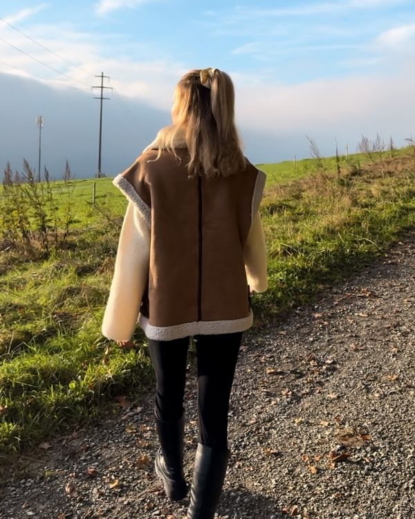 Damen Gilet Weste im Oversize Schnitt aus Kunstleder und mit Plüsch auf der Innen Seite 