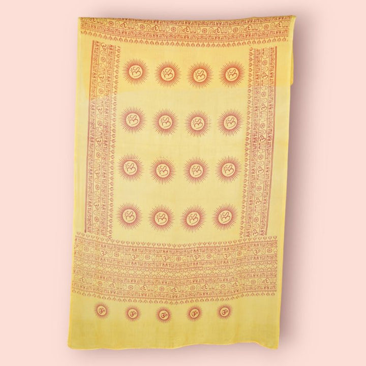 Gelber Pareo mit roten Om Zeichen - Pareo Sommer Sarong Tuch Multifunktional 