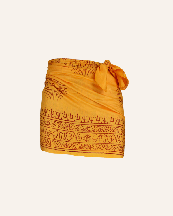gelber Pareo Sarong mit roten indischen Sanskrit Motiven und Om Zeichen 