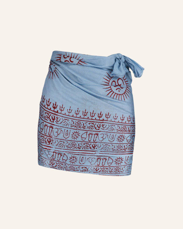 hellblauer Pareo Sarong mit roten Om Zeichen und indischen Sanskrit 