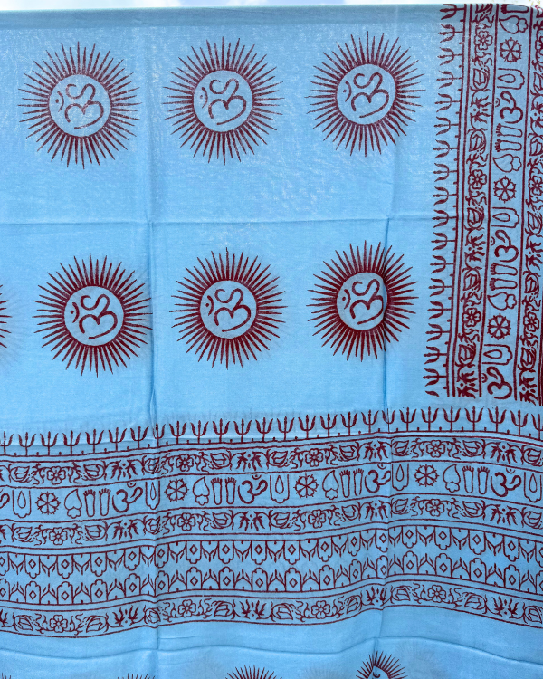 Hellblaues Pareo mit spirituellen Symbolen - Om Sarong Tuch