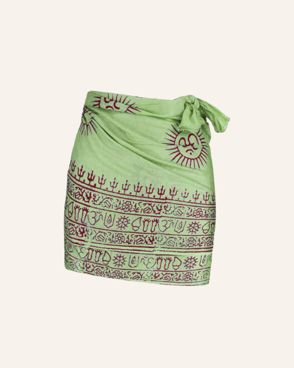 hellgrüner Pareo Sarong mit roten Om und indischen Sanskrit Motiven 