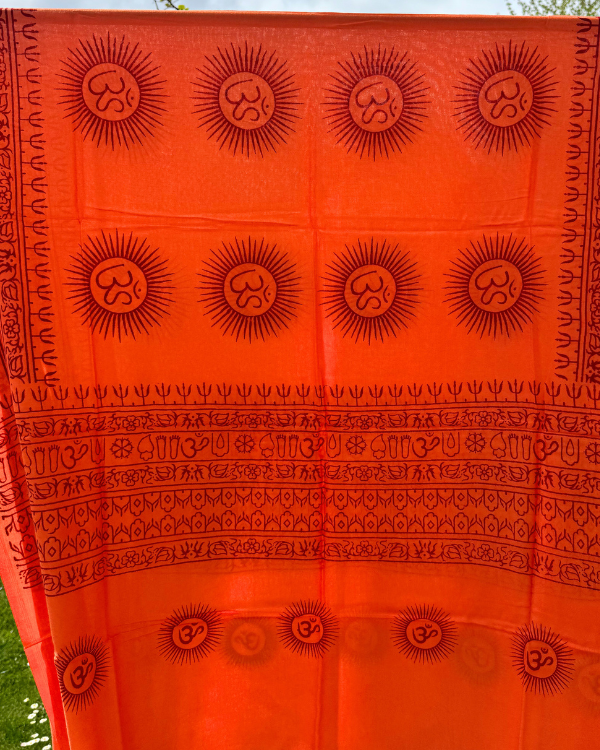 Spirituelles Tuch mit intensivem Farbspiel - Pareo Sarong in orange mir roten Sanskrit und Om Zeichen