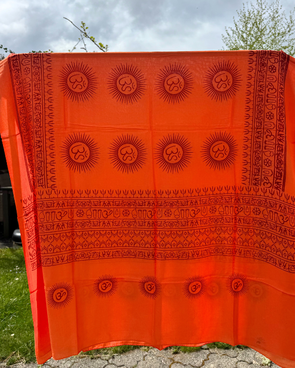 Boho-Pareo mit traditionellen Elementen und indischen Sanskrits 