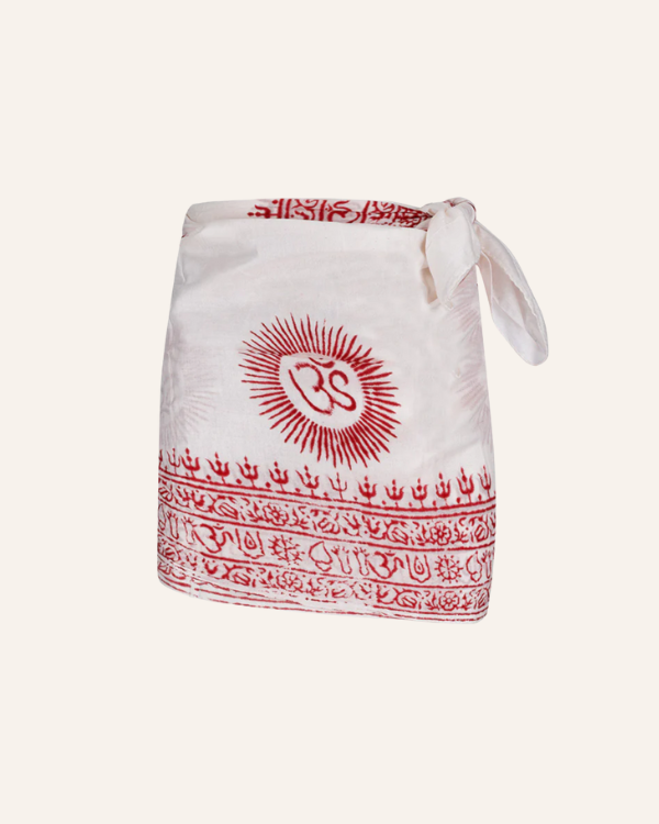 klassisches Pareo Sarong Tuch in weiss mit roten Om Zeichen und indischen Sanskrits 