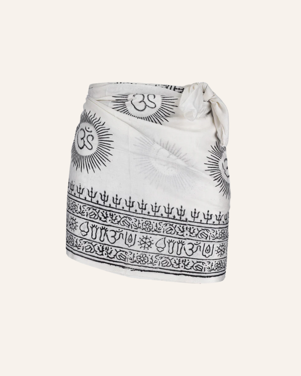 Weisser Pareo Sarong mit schwarzen Om Zeichen und indischen Sanskrit 
