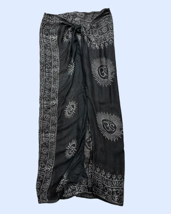 schwarzes Pareo Sarong mit Om und Sanskrit Zeichen 