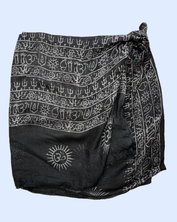 Pareo Sarong in schwarz mit weissen Om Zeichen